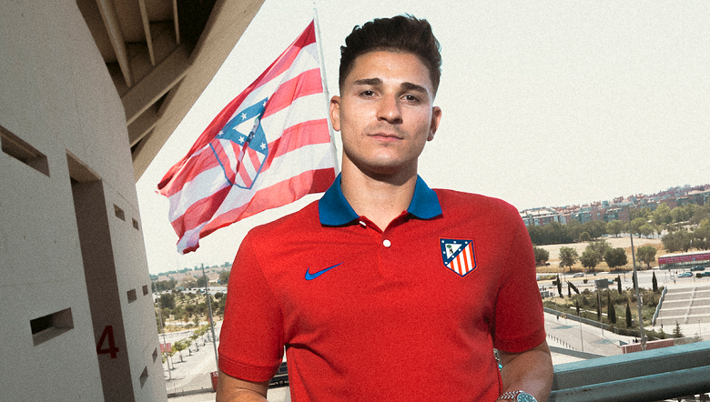Atlético de Madrid heeft officieel de komst van spits Julián Álvarez aangekondigd